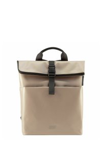 Beige rugzak van waterdicht materiaal, met een oprolbare bovenkant, zwarte accenten, een voorkantvak en een stevige handgreep.