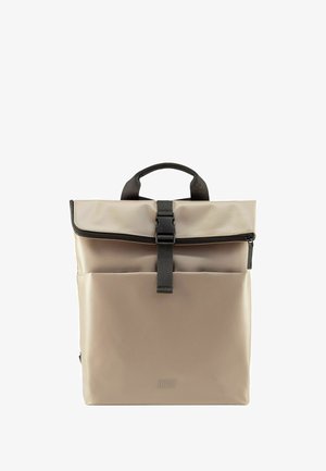 Zaino beige realizzato in materiale impermeabile, con design a risvolto, accenti neri, tasca frontale e manico resistente.