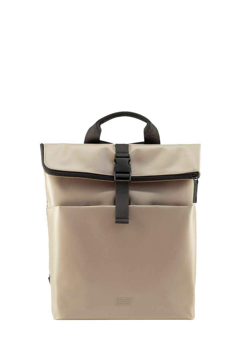 Beige rugzak van waterdicht materiaal, met een oprolbare bovenkant, zwarte accenten, een voorkantvak en een stevige handgreep.