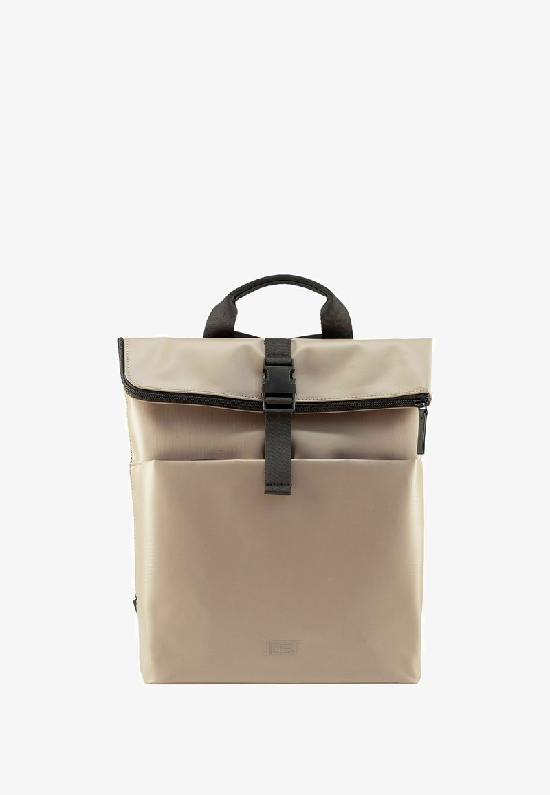 Beige rugzak van waterdicht materiaal, met een oprolbare bovenkant, zwarte accenten, een voorkantvak en een stevige handgreep.