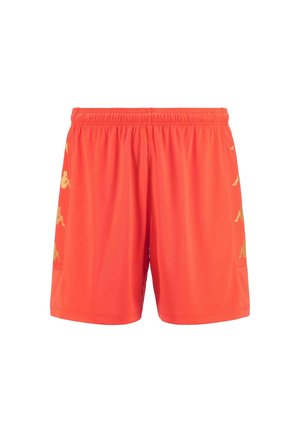 Pantaloni corti sportivi rossi con elastico in vita, dotati di branding giallo sui lati e una trama di tessuto liscia e leggera.