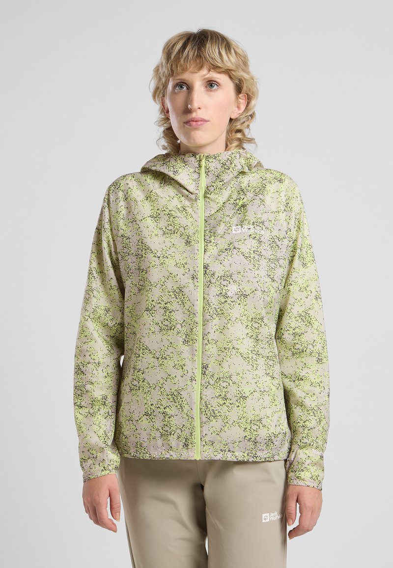 Veste légère à capuche de couleur vert pâle avec des taches noires. Dotée d'une fermeture éclair à l'avant et de poignets ajustés. Matériau lisse et résistant à l'eau.