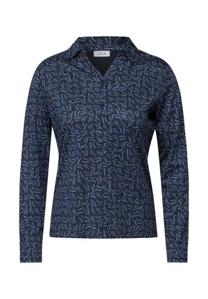 Blouse à manches longues navy avec un motif comportant des lignes abstraites bleues. Elle présente un col classique et des détails de fermeture à bouton.