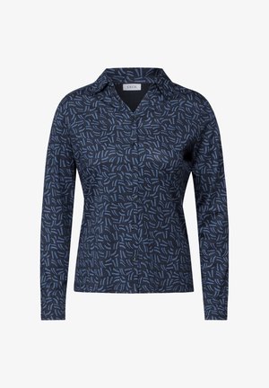 Marineblå langærmet bluse med et mønster, der har blå abstrakte linjer. Har en klassisk krave og knaplukning.