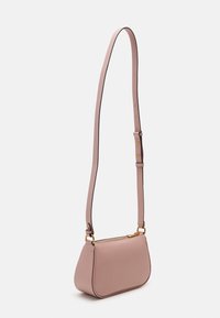 Borsa in pelle rosa con una forma strutturata, accessori in oro, tracolla regolabile e superficie liscia. Chiusura con zip lungo la parte superiore.