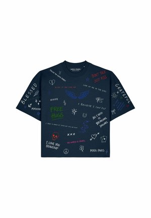 T-shirt blu navy con frasi colorate scritte a mano, simboli come ali, cuori, teschio, segno di pace e nome del marchio Mira Paris sul davanti e sulle maniche.