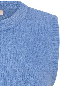 Helles blaues, flauschiges Strickpullover mit geripptem Rundhalsausschnitt und strukturiertem Muster am Körper und an den Ärmeln.