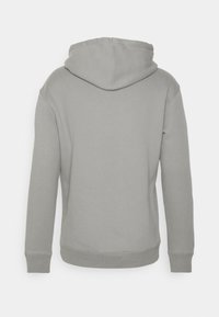 Sudadera con capucha de color gris claro vista desde atrás, con mangas largas y puños y dobladillo acanalados.