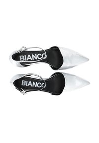 Talons aiguilles argentés avec dessus texturé, semelles intérieures noires arborant le logo "BIANCO", et une sangle à l'arrière pour un maintien sécurisé.