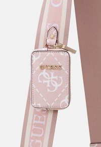 Rosa konstläder kortfodral med vitt logomönster, guld blixtlås och fäste, i kombination med ett beige och rosa randigt band.