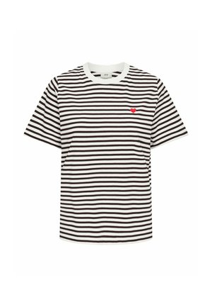T-shirt à manches courtes à rayures horizontales noires et blanches avec un petit cœur rouge brodé sur la poitrine gauche.