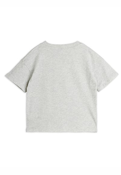Ανοιχτογκρι κοντομάνικη μπλούζα με στρογγυλή λαιμόκοψη, απλωμένη επίπεδα και φαίνεται από πίσω, κατασκευασμένη από απαλό βαμβακερό ύφασμα.