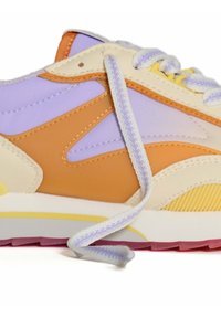Sneaker met een mix van pastel paars, oranje en crèmekleurige materialen. Beschikt over tekstuurelementen, gestikte naden en een rubberen zool in het roze.