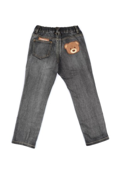Jeans in denim grigio con gamba leggermente affusolata, caratterizzati da una vita elastica e una patch a forma di orso sulla tasca posteriore.