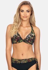 Zestaw bikini z halterem w intensywnym wzorze dżungli, czarnymi akcentami i dołem wiązanym z boku. Wykonany z gładkiego, elastycznego materiału.