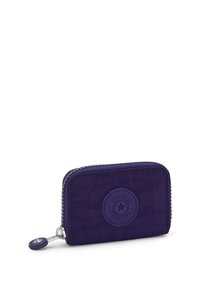 Piccola wallet rettangolare viola con zip, caratterizzata da un patch circolare con logo sul fronte e un tappo tondo per la zip, su sfondo bianco.