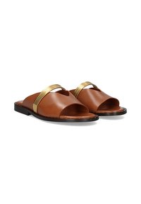 Sandalias de piel marrón de tipo deslizante con la puntera abierta, que cuentan con dos correas horizontales y un acento metálico dorado. Suela plana negra.