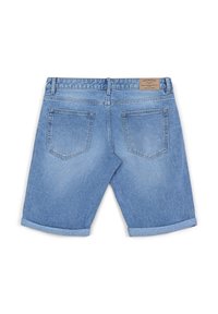 Pantaloni shorts in denim blu chiaro con orlo arrotolato, dotati di due tasche posteriori e di una patch in pelle con logo sulla vita.