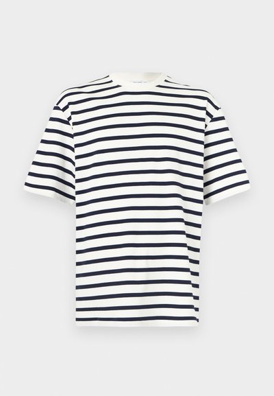 Λευκό Κοντομάνικο T-shirt με μαύρες οριζόντιες ρίγες, στρογγυλή λαιμόκοψη και κανονική εφαρμογή σε απλό ανοιχτό φόντο.