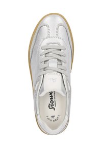Baskets en cuir argenté avec un bout arrondi, des lacets plats, une semelle intérieure rembourrée et une semelle en caoutchouc gomme. Présente des détails de couture et un logo à l'intérieur.