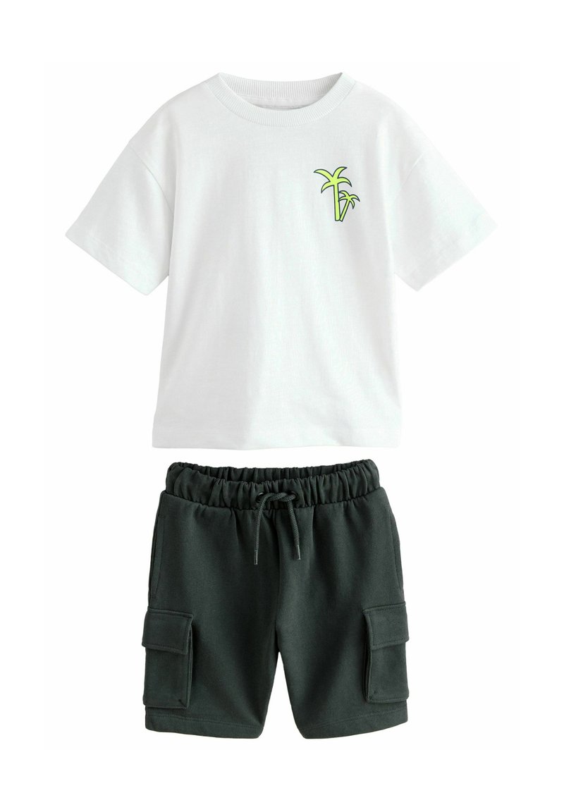 T-shirt en coton blanc à manches courtes avec un motif de palmier vert sur la poitrine, assorti à un short cargo en coton vert foncé avec taille élastique.