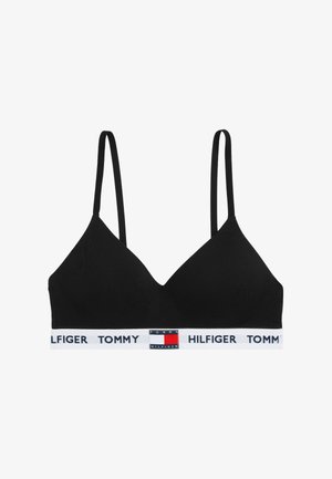 Črni trikotni bralet, izdelan iz mehkega materiala. Ima tanke nastavljive naramnice in bel pas z mornarsko modrimi in rdečimi detajli, na katerem je napisano ime blagovne znamke.