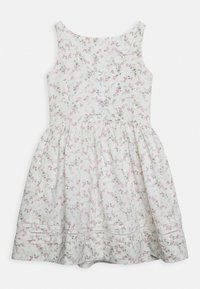 Sukně se květinovým potiskem z bílé bavlny, s malými růžovými a zelenými květy, přiléhavým korzetem a roztančenou sukní s ozdobným krajkovým lemem.