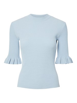 Ανοιχτό μπλε πλεκτό τοπ με ριγέ υφή, κοντά μανίκια και φουσκωτά μανσέτα με βολάν, με ψηλό στρογγυλό λαιμόκοψη.