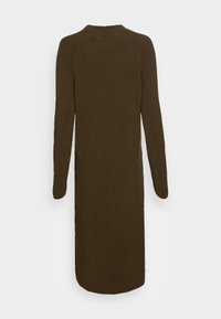 Dlouhé, žebrované svetr šaty v tmavě hnědé barvě, s kulatým výstřihem a dlouhými rukávy s bočními rozparky pro snadný pohyb.