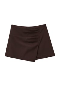 Mini gonna marrone realizzata in tessuto liscio con zip laterale e dettagli plissettati frontali, progettata con un orlo leggermente asimmetrico.