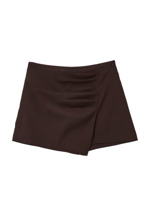 Mini gonna marrone realizzata in tessuto liscio con zip laterale e dettagli plissettati frontali, progettata con un orlo leggermente asimmetrico.
