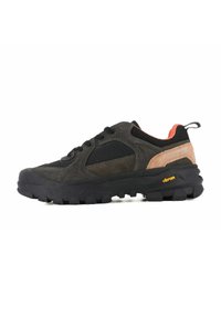 Czarno-szare buty trekkingowe z teksturowaną cholewką z zamszu i siateczki, gumową podeszwą oraz logo Vibram, z kontrastującym pomarańczowym akcentem na pięcie.