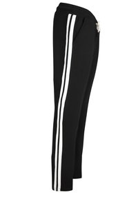 Pantalones de chándal negros con dos franjas blancas verticales a lo largo de los lados. Fabricados con una tela de textura suave. Incluyen bolsillos laterales y cintura con cordón.