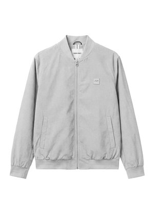 Lichtgrijze bomberjack met rits, subtiel geruit patroon, geribde kraag en manchetten, twee zakken aan de voorkant en een klein rechthoekig logo op de borst.