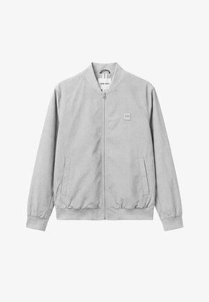 Chaqueta bomber gris claro con cremallera, patrón de cuadros sutil, cuello y puños de canalé, dos bolsillos delanteros y pequeño logo rectangular en el pecho.