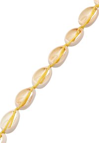 Perlenarmband mit ovalen, cremefarbenen Muscheln, die auf einem gelben Band aufgezogen sind; die Muscheln haben eine glatte Oberfläche und sind gleichmäßig verteilt.