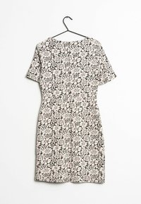 Blumengemustertes Kleid mit kurzen Ärmeln, auf schwarzem Hintergrund mit weißen und rosa Blumen. Aus leichtem Stoff, runder Ausschnitt.