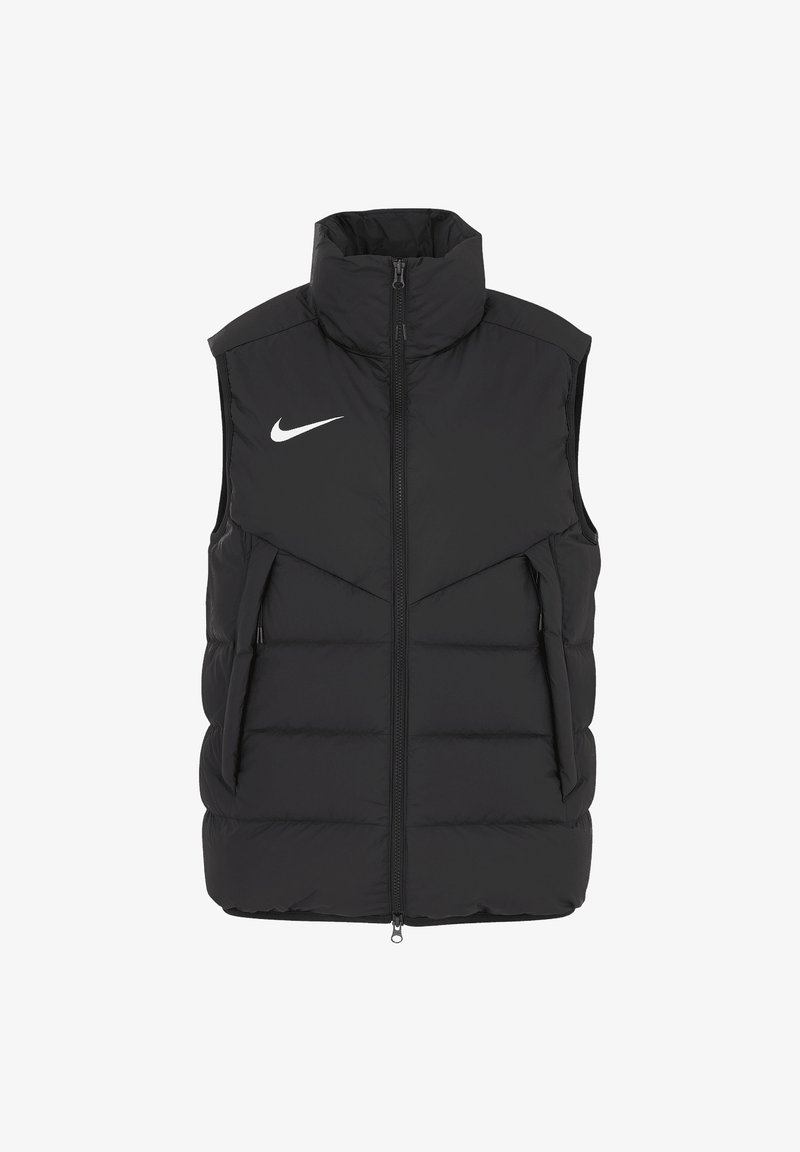 Gilet imbottito nero con colletto alto, chiusura con zip e tasche laterali. Presenta un logo bianco della Nike sul petto. Tessuto liscio e design imbottito.