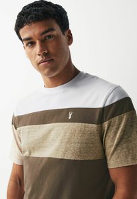 Next BLOCK REGULAR - Nyomott mintás póló - neutral tan