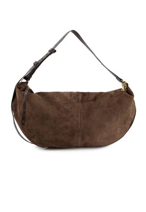 Sac à bandoulière en suède marron, en forme de croissant, avec une anse en cuir noir réglable et un petit charme en or près de la fermeture éclair.