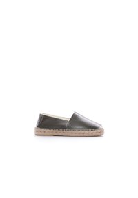 Espadrillas verdi in pelle senza lacci con soletta in corda di juta, caratterizzate da una texture liscia e un design minimalista.