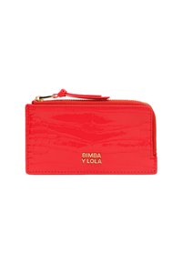 Cartera de cuero sintético rojo brillante con textura de cocodrilo, logo dorado y cierre con cremallera. Presenta una pequeña correa unida a la cremallera.