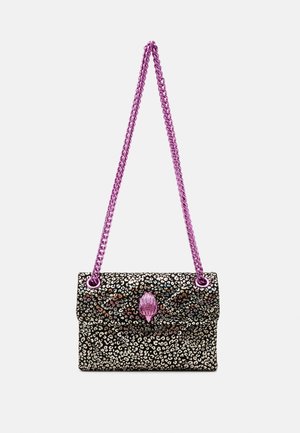 Schwarze und silberne Handtasche mit Leopardenmuster und gestepptem Muster, einem pinkfarbenen metallischen Kettenriemen und einem pinkfarbenen Verschluss in Form einer Hand.