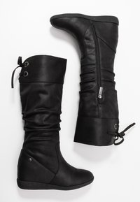 Bottes compensées noires montant jusqu'aux genoux, en cuir lisse. Dotées d'une fermeture éclair latérale, d'un design froncé et de détails en dentelle en haut.