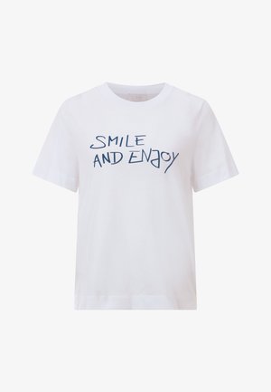 Valge puuvillane t-särk, millel on tumesinine graafiline tekst "NAERATA JA NAUDI", lõdva istuvuse ja lühikeste varrukatega. Lihtne ja puhas disain.