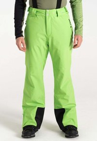 Helle grüne Skihosen mit schwarzen unteren Säumen, ausgestattet mit verstellbaren Trägern, Vorderknöpfen und seitlichen Reißverschlusstaschen. Wasserdichtes Material.