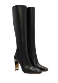 Stivali neri in pelle alti fino al ginocchio con punta affusolata e tacco a blocco metallico, caratterizzati da un design elegante e da una texture liscia.