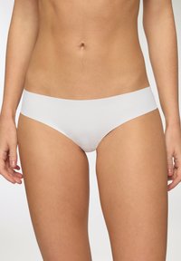 Mutande da donna bianche con una texture liscia, design a vita media e bordi senza cuciture per il massimo comfort. Nessun motivo visibile o accessori.