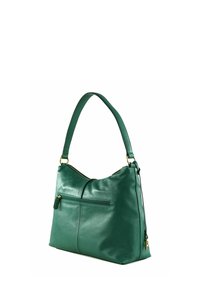 Bolso de piel verde con diseño hobo, que presenta una textura suave, una correa de hombro y un bolsillo con cremallera en la parte frontal. Incluye herrajes en color dorado.
