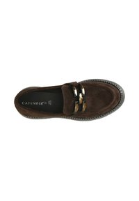 Mocassino in suede marrone con punta rotonda, caratterizzato da una decorativa catena sopra il vamp e una suola in gomma testurizzata.